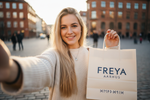 foto tipo selfie de uma mulher nordica com saco de uma loja chamada Freya Aarhus